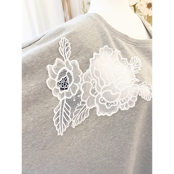 NWT {Crown & Ivy} Appliqué Sweatshirt - Picture 5 of 8